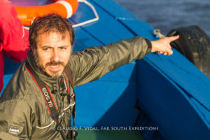 Rodrigo Tapia en acción, liderando una expedición pelágica desde Valparaíso © Claudio F. Vidal, Far South Exp